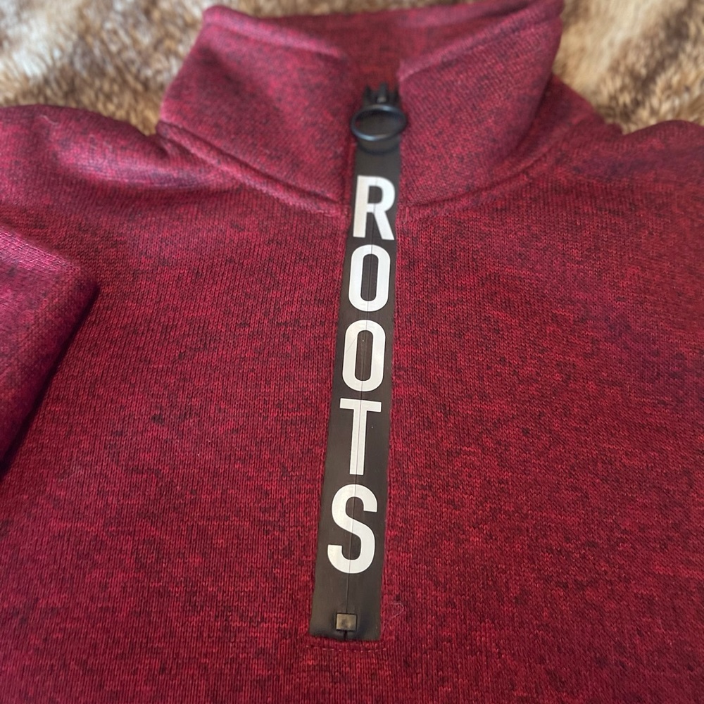 LIKE NEW- Roots 🇨🇦 1/4 zip sweater